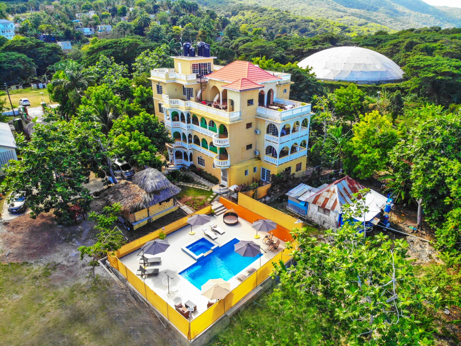 Outdoor Pool & Jacuzzi